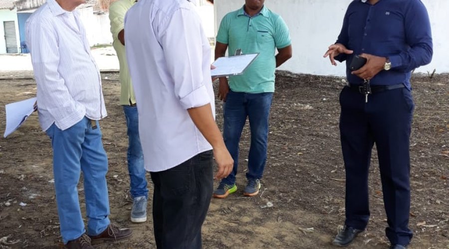 [Suíca, Conder e moradores fazem visita técnica em reforma da quadra no Centro Social Urbano de Pernambués]