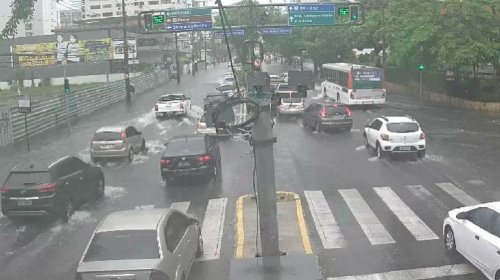 [Chuva deixa trânsito lento em pontos da cidade]