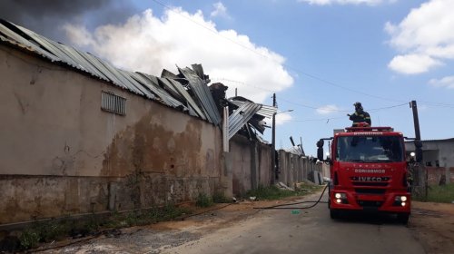 [Órgãos da Prefeitura dão apoio a combate de incêndio em Valéria]