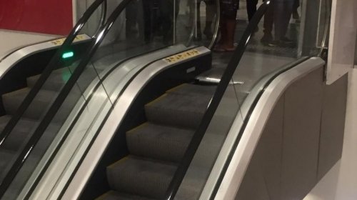 [Degraus de escada rolante do Shopping Paralela cedem]