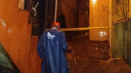 [Após forte chuva em Salvador, muro da torre da operadora “Oi” cai e atinge casas em Santa Cruz]