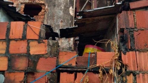 [Moradores são resgatados após desabamento de casarão em Santo Antônio Além do Carmo]