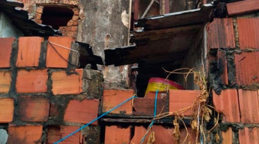 [Moradores são resgatados após desabamento de casarão em Santo Antônio Além do Carmo]