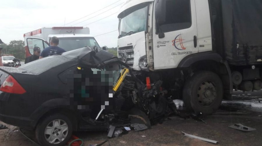 [Motorista morre após colisão com caminhão em Dias D'Ávila]