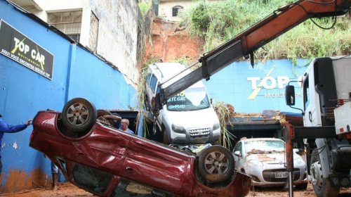 [Revendedora de carros é atingida por deslizamento de terra na Heitor Dias]