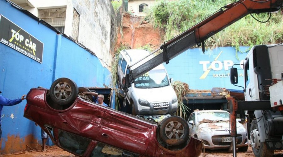 [Revendedora de carros é atingida por deslizamento de terra na Heitor Dias]