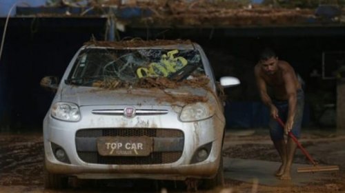 [Deslizamento de terra atinge concessionária na Avenida Heitor Dias]