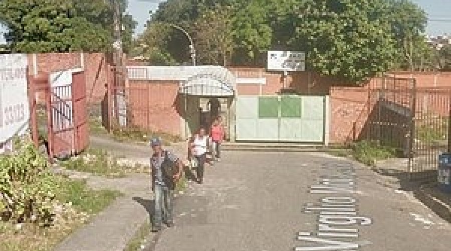 [3 suspeitos invadem escola de Cajazeiras para roubar alunos e professores]