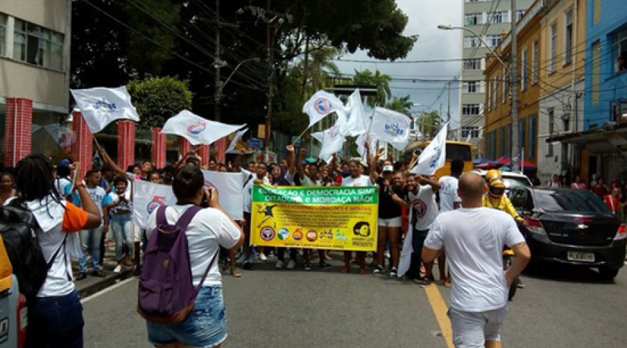 [Estudantes protestam contra aumento da tarifa de ônibus em Salvador]