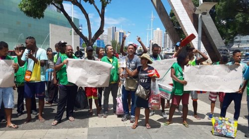 [Baleiros protestam contra decisão de rodoviários de barrar entrada em coletivos]