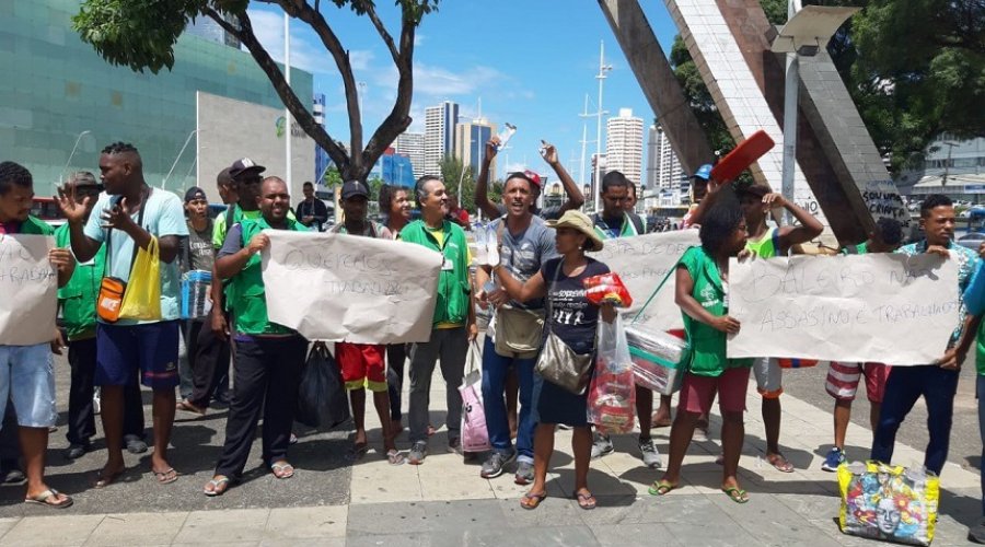 [Baleiros protestam contra decisão de rodoviários de barrar entrada em coletivos]