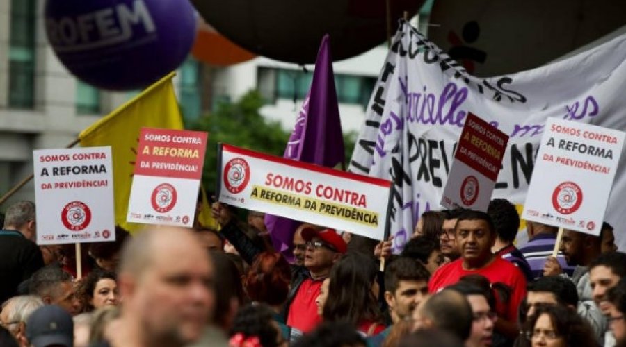 [Professores de todo pais podem fazer greve contra reforma da Previdência]