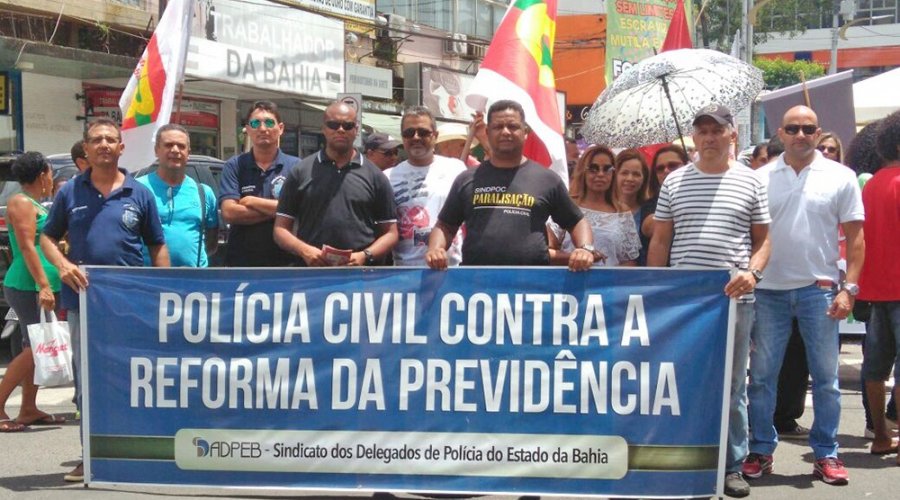 [Policiais civis e guardas municipais protestam contra a reforma da Previdência em Salvador]