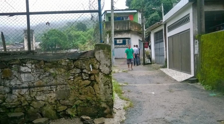 [Homem esfaqueia os pais e depois se mata dentro de casa em Cubatão (SP)]