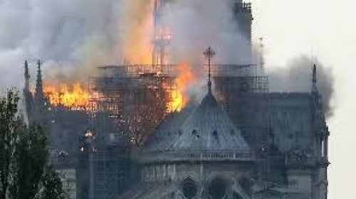 [Incêndio atinge a catedral de Notre Dame]