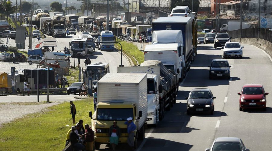 [Pelo WhatsApp, caminhoneiros já falam em greve em maio]