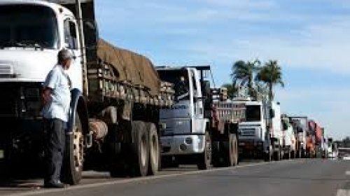 [Caminhoneiros ameaçam greve, após aumento do diesel]