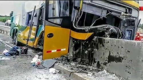 [Acidente com ônibus a caminho do enterro de ex-presidente do Peru]