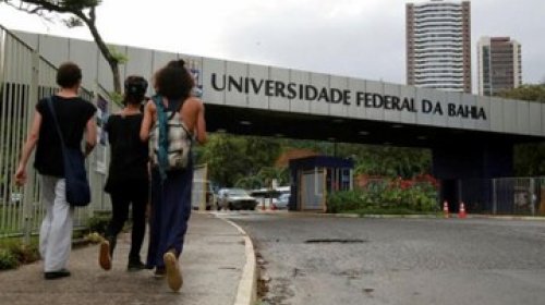 [Estudantes e professores fazem ato em defesa da Ufba]