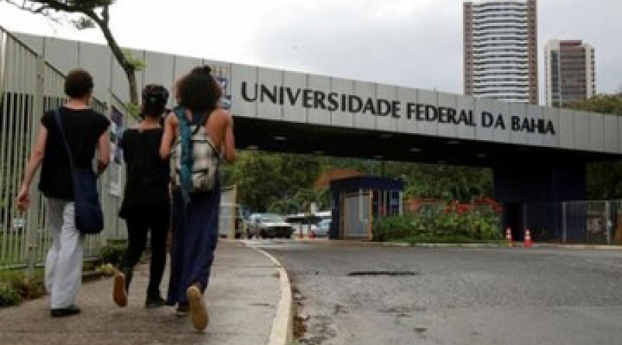 [Estudantes e professores fazem ato em defesa da Ufba]