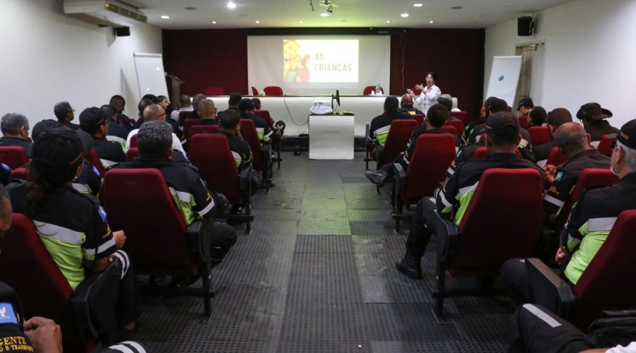[Maio Amarelo: campanha busca conscientizar agentes de trânsito  ]