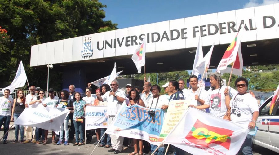 [Vigilantes da UFBA paralisam as atividades e universidade cancela aula nesta quarta-feira]