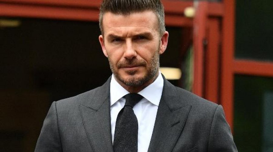 [David Beckham tem carteira de habilitação suspensa após dirigir usando o celular]