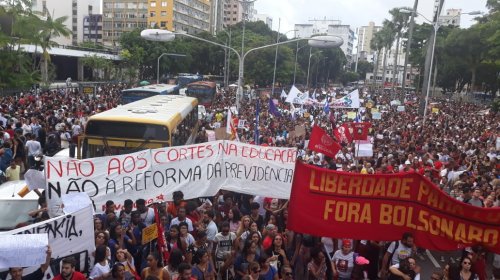 [Milhares de estudantes protestam contra corte do MEC, em Salvador]