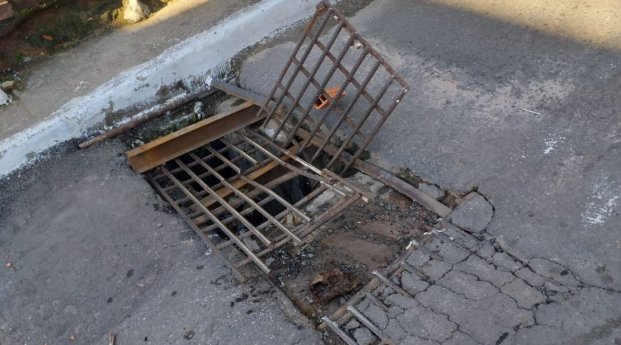 [Acesso da rua principal da Nova Constituinte impossibilitado após grade de esgoto quebrar]