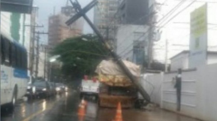 [Caçamba bate em poste e deixa trânsito congestionado na Graça]