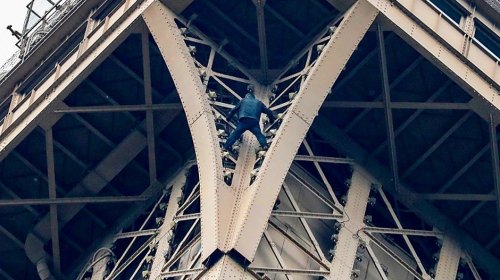 [Homem escala Torre Eiffel e ponto turístico teve que ser esvaziado]