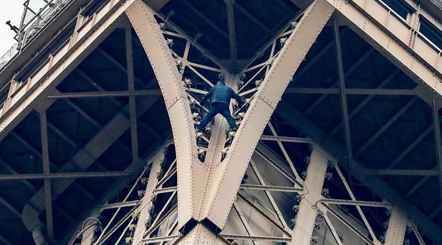 [Homem escala Torre Eiffel e ponto turístico teve que ser esvaziado]