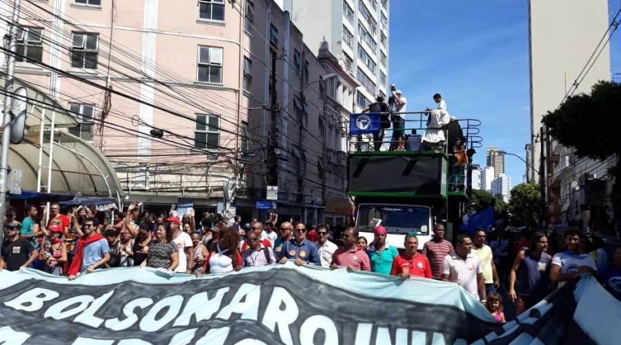 [Manifestação: Estudantes e professores protestam em Salvador contra cortes na educação]