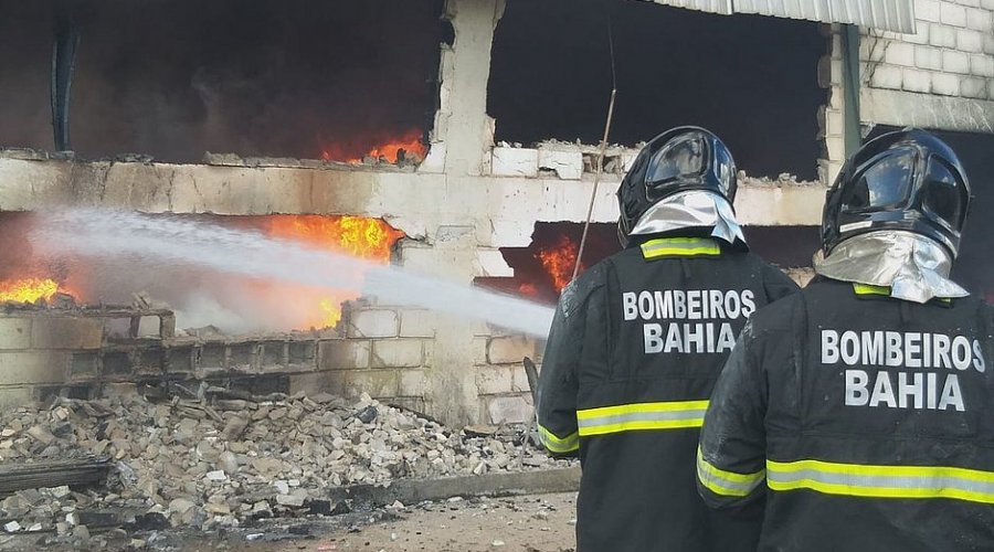 [Fogo destrói fábrica de reciclagem de pneus em São Sebastião do Passé]