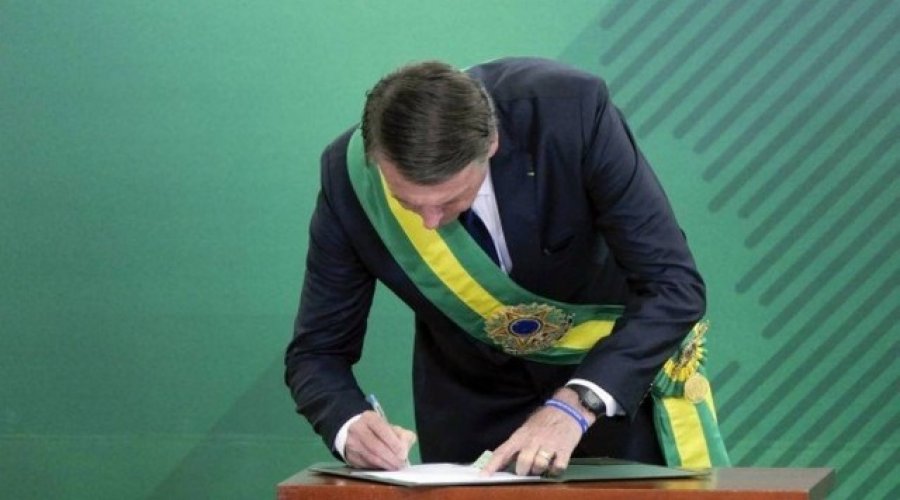 [Bolsonaro sanciona lei que criminaliza a calúnia com finalidade eleitoral]