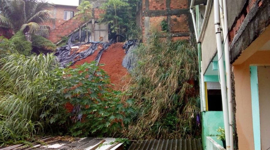 [15 famílias sofrem ameaça nos imóveis por deslizamento de terra em Cosme de Farias]