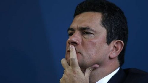 [Com senadores, Moro condena ação de hackers e diz que seu celular foi alvo]