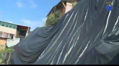 [Com chuva, mais de 30 casas correm risco de desabamento em Pero Vaz]
