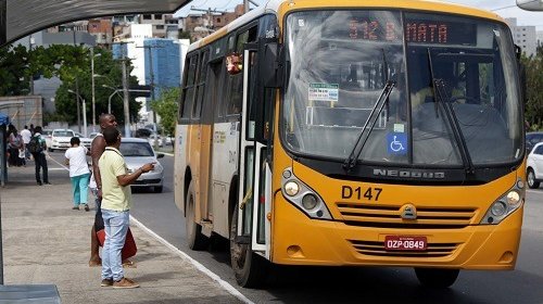 [Micro-ônibus são apedrejados ao circularem nesta manhã(14)]