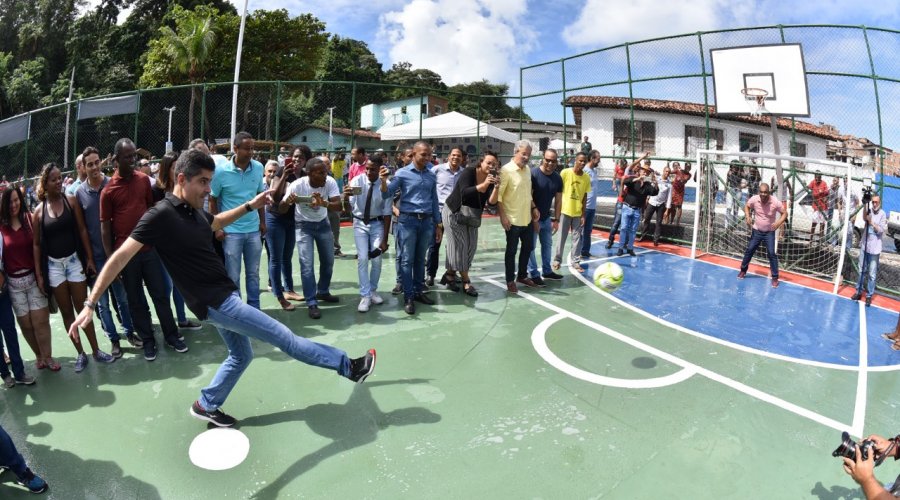 [Prefeitura de Salvador entrega praça e quadra requalificada aos moradores da Santa Cruz]
