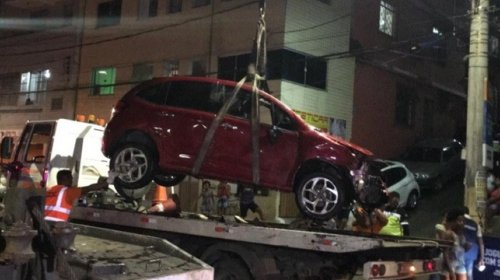 [Idoso perde controle do carro e carro cai no Dique do Tororó]