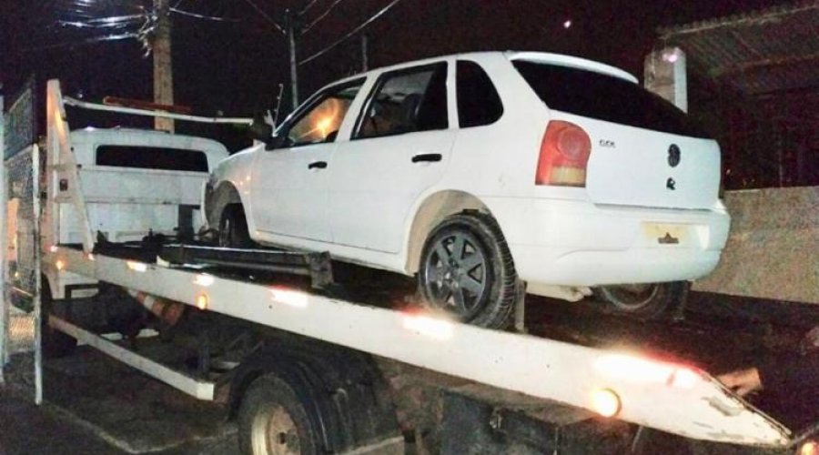 [Trio é preso por roubo de carro ]