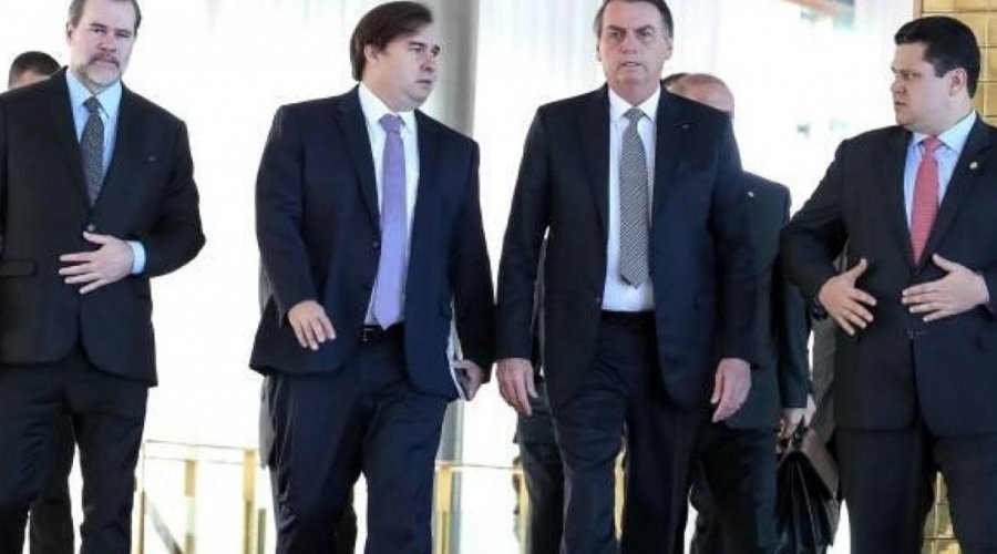 [Bolsonaro diz que Congresso quer deixá-lo igual a Rainha Elisabeth ]