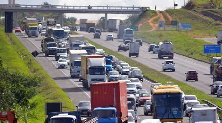 [Movimento é intenso na BR-324 na volta do feriado]