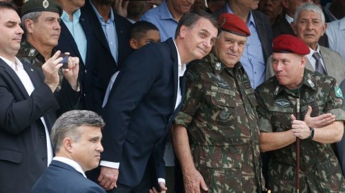 [Bolsonaro faz mais elogios a militares do que políticos nas redes sociais]