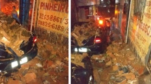 [Parte de casarão desaba no bairro do Santo Antônio Além do Carmo]