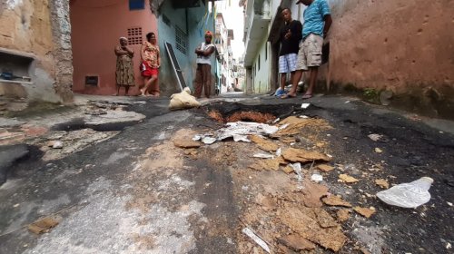 [Cratera na pista deixa rua de Cosme de Farias intransitável]