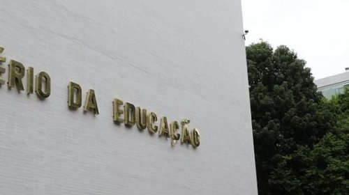 [MEC projeta implantar 108 escolas cívicos-militares até 2023 ]