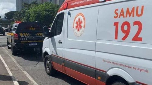 [Homem que diz sofrer problemas espirituais tenta se jogar de viaduto e é impedido por policiai...]