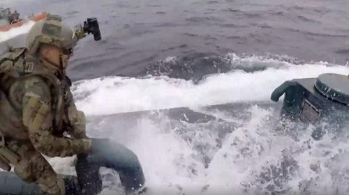 [Submarino que transportava 18 toneladas de cocaína é perseguido pelo Exército ]